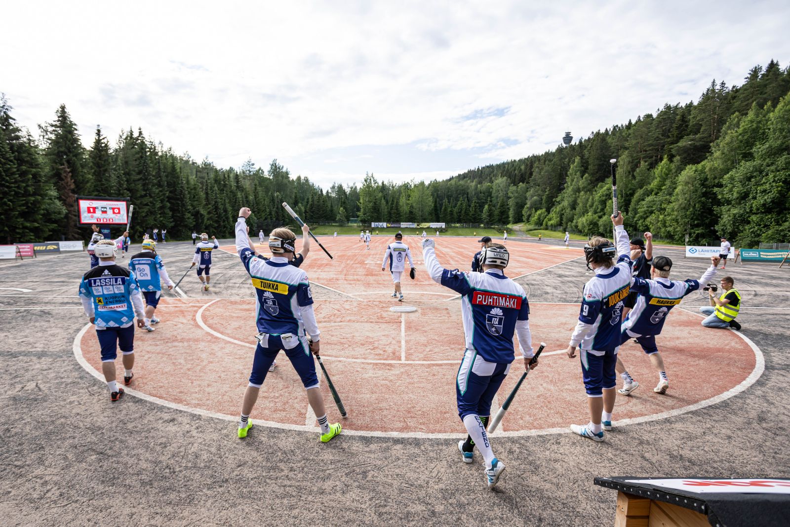 The wedge-shaped pes&auml;pallo field