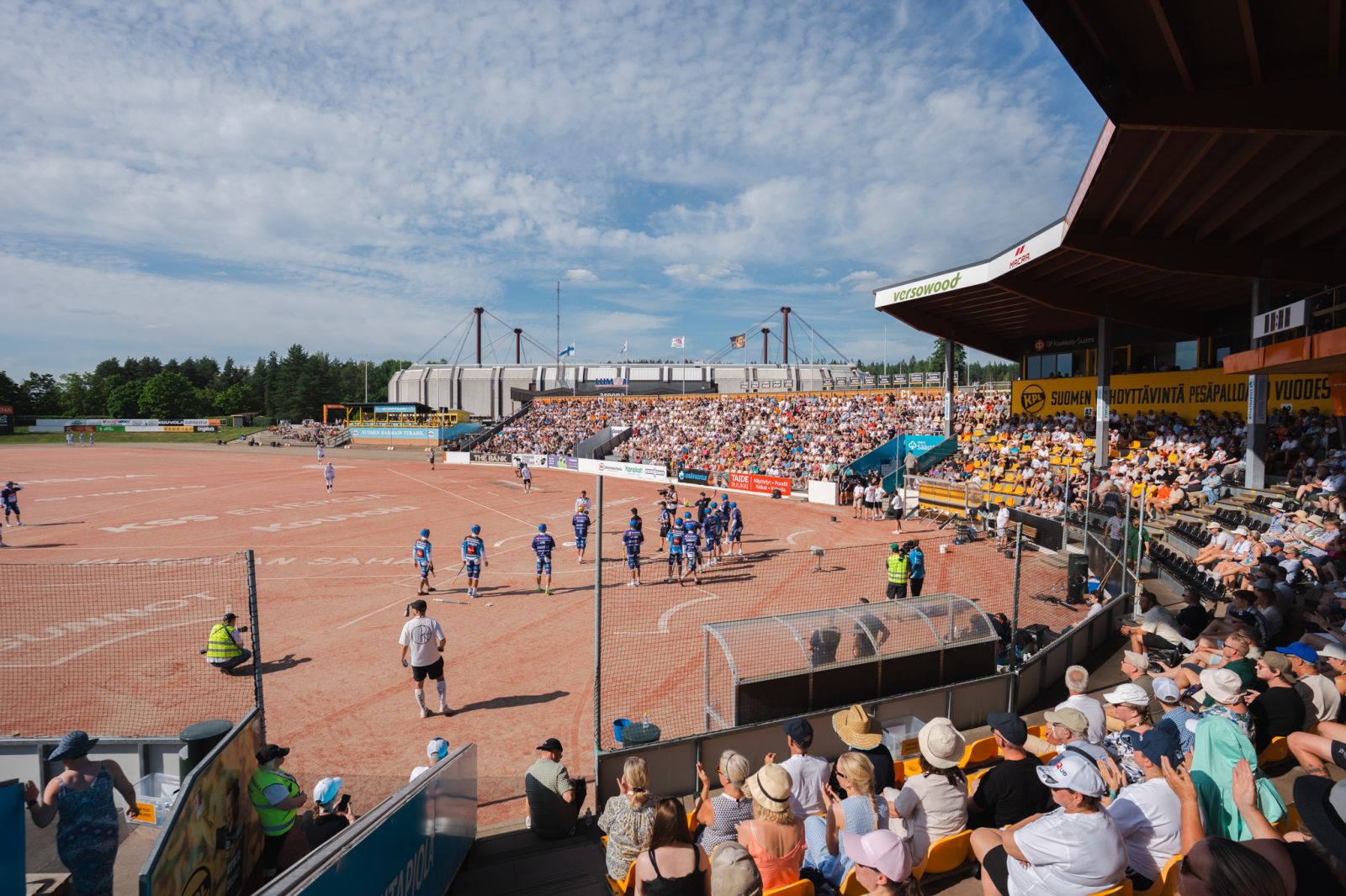 A packed crowd at It&auml;-L&auml;nsi