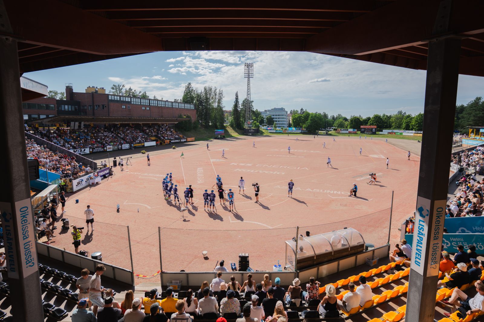 The ground filling up before play